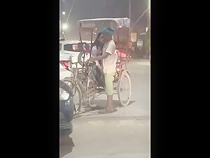 Rikshawala Viral Video MMS, Girl Giving Handjob To Poor Rikshewala On Road