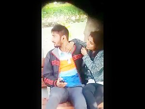 Khule Me Lund Chusai Chal Rahi Hai Park Me