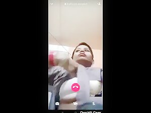 Online Mile Dost Ko Bhabhi Ne Fatafat Apna Stan Dikhaya Video Call Par