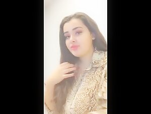 Pakistani beauty exposing her huge boobs selfie MMS video