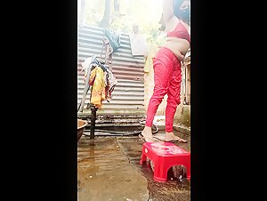 Bengali Sexy Figure Cam Girl Recording Bathing Video And Clean Shaving Her Hairy Pussy