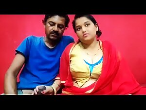 Dehati Bhabhi Ke Mote Gubbare Dabakar Mast Pela Husband Ne Aur Live Cam Par Dikhaya